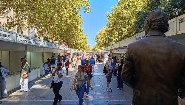 Feria del Libro vista desde la estatua de Antonio Gala