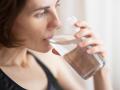 Mujer bebiendo agua