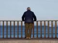 Anciano en el paseo marítimo de A Coruña