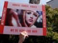 Una manifestante protesta a favor de Britney Spears a las puertas del tribunal