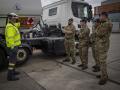 Instructor de formación brinda instrucciones a los conductores del ejército británico y de la RAF (Royal Air Force)