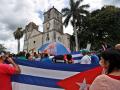 Manifestantes en favor del presidente cubano Miguel Díaz-Canel frente a la iglesia