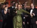 La cantante Adele recogiendo uno de sus premios Grammy