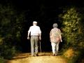 Una pareja de pensionistas caminan por las cercanías de su municipio