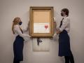 "Niña con globo", rebautizada como "El amor está en la papelera", una de las obras más famosas del artista británico Banksy.