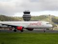 Un avión de Iberia Express aterriza en el aeropuerto Norte de Tenerife
