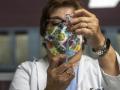Una sanitaria prepara una vacuna.