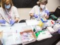 Dos enfermeras preparan vacunas contra la COVID-19 en Barcelona