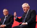 Boris Johnson junto a Bill Gates en la cumbre de inversión global