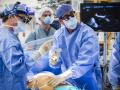 Un equipo médica realiza una operación quirúrgica en EE.UU.