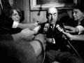 Pablo Neruda atiende a los periodistas tras la concesión del Nobel en 1971