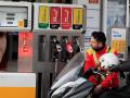 Un trabajador dispensa gasolina de un surtidor este viernes en Madrid