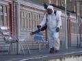 Miembro de servicios locales de San Petersburgo desinfectando las calles