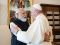 Saludo entre el Papa Francisco y el primer ministro de la India