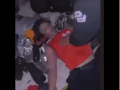 Un sanitario intentando reanimar a un herido en el festival de Astroworld