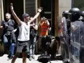 Un okupa enfrentándose a la Policía en Barcelona