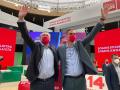 El secretario general del PSOE-A, Juan Espadas (i), y el secretario general del PSOE y presidente del Gobierno, Pedro Sánchez (d), saludan en el acto de clausura del 14 Congreso del PSOE-A