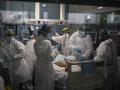 Sanitarios atienden a pacientes de COVID-19 en un hospital de Barcelona