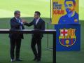 El nuevo técnico del Barça firmó su nuevo contrato sobre el césped del Camp Nou