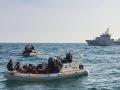 Barco de migrantes en el Canal de la Mancha, foto de archivo