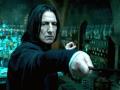 Si eres fan de la saga, sabrás qué esconde en realidad Severus Snape. Los únicos que, en su momento lo sabían (cuando ni siquiera se habían publicado los dos últimos libros en los que se revela el misterio) eran su autora y Alan Rickman, que interpretaba el personaje. Rowling le contó en primicia las intenciones de Snape para que pudiese realizar la mejor interpretación posible. Cabe destacar, además, que eligió personalmente al actor para el papel, al igual que sucedió con Albus Dumbledore y Rubeus Hagrid. De hecho, Richard Harris, que dio vida al director, aceptó encarnarle porque su nieta le dijo que, de no hacerlo, no le hablaría más.