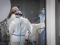 Un grupo de médicos atienden a un paciente en el Hospital Isabel Zendal de Madrid