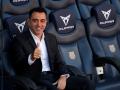 Xavi Hernández posa en el banquillo del Camp Nou tras finalizar el acto de presentación como nuevo entrenador