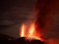 Imagen del volcán expulsando lava y gases tóxicos