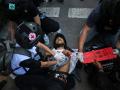 Un manifestante es atendido tras ser herido durante las manifestaciones en Tailandia