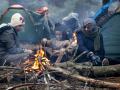 Migrantes de Oriente Medio y otros lugares se calientan en el incendio que se avecina en la frontera entre Bielorrusia y Polonia cerca de Grodno