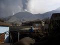Una mujer observa el volcán de Cumbre Vieja antes de abandonar su vivienda