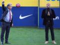 El lateral firmó descalzo su nuevo contrato