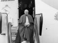 Juan Pablo II en 1982 bajando de un avión de Iberia