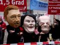 Un grupo de activistas parodian a los socios de la coalición alemana, Lindner (i), Baerbock (c) y Olaf Scholz (d)