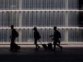 Viajeros con maletas en el aeropuerto de Barcelona-El Prat en una imagen de archivo