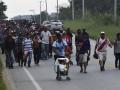 Migrantes en una carretera de Veracruz se dirigen en caravana hacia Estados Unidos