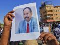 Un manifestante sudanés contra el golpe porta un retrato del primer ministro Abdalla Hamdok
