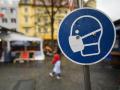 Una señal indica la obligatoriedad de portar la mascarilla en Alemania