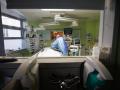Un paciente con coronavirus recibe atención médica en una sala de cuidados intensivos