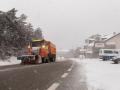 Una máquina quitanieves quita la nieve de las carreteras del Puerto de Navacerrada