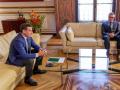 El presidente de la Junta de Andalucía, Juanma Moreno, y el portavoz del grupo parlamentario de Vox, Manuel Gavira