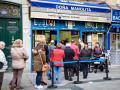Gente comprando lotería de Navidad en la agencia Doña Manolita de Madrid