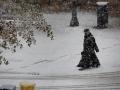 Un hombre camina sobre la nevada que ha dejado el temporal Arwen en Pamplona