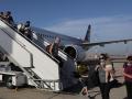 Varios pasajeros desembarcan de un avión recién aterrizado al aeropuerto israelí de Ben Gurion, este domingo