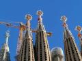 Las torres de la Sagrada Familia con la estrella luminosa instalada sobre la de la Virgen María