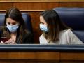 Irene Montero junto a Ione Belarra en el Congreso