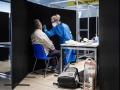 Un viajero procedente de Sudáfrica se somete a un test covid en el aeropuerto  Schiphol de Amsterdam