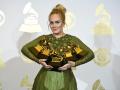 Adele posa con sus premios Grammy en 2017