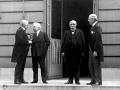 George, Orlando, Clemenceau y Wilson, el "comité de los cuatro", durante un descanso en las negociaciones de Versalles