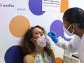 Una médico realiza una prueba de coronavirus a una mujer